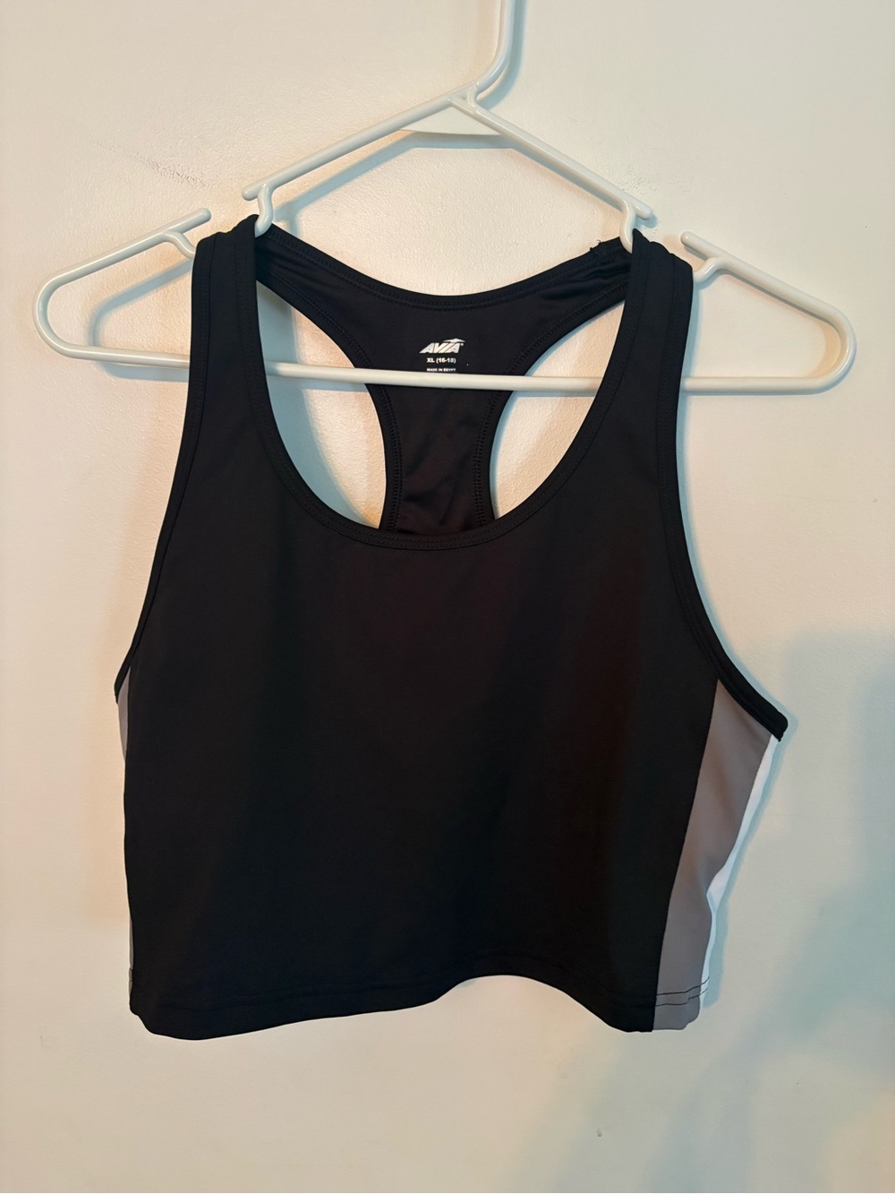 Black cropped workout tank